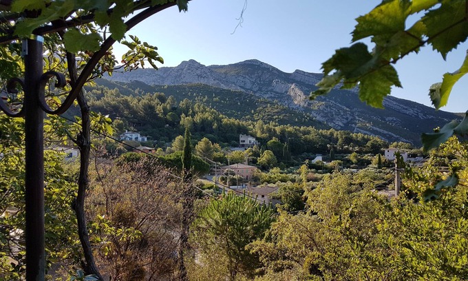 Roquevaire House | GUEST HOUSE PANORAMIC VIEW OF THE HILLS FROM THE QUIET TERRACE