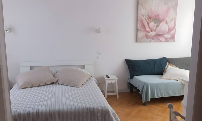 Ars-en-Re Bed & Breakfast | Guest Room Heraudeau 1 - with Shared Garden and Air Conditioning