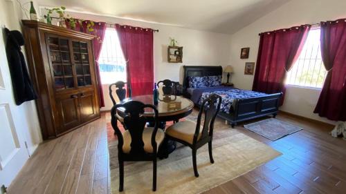 Las Lomitas Bed & Breakfast | Guest Studio near Businesses and Markets