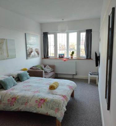 Bognor Regis Apartment | Guest suite 50m from the beach