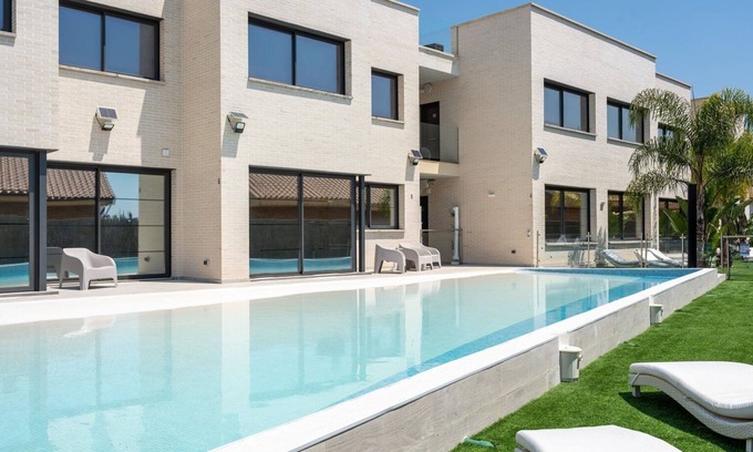 Masnou Apartment | GuestReady - April Rose Pool Apartments Duplex
