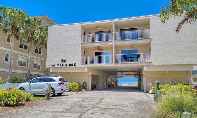 Independence Square Condo | Gulf and Intracoastal Views! WALK TO 4 OR 5 RESTAURANTS & MORE!