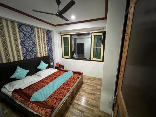 Dal Lake Hotel | Gulshan TOUR AND TRAVELS