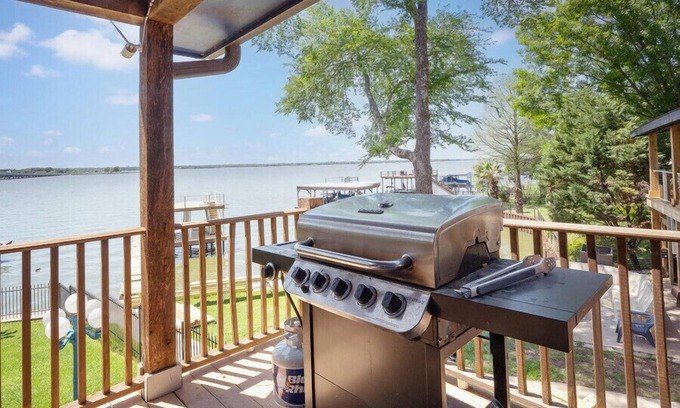 Cedar Creek Reservoir House | Gun Barrel Getaway-Waterfront, Hot Tub & Gameroom!