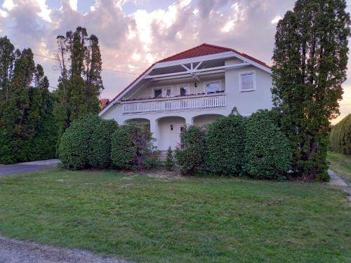 Heviz House | Hévízi fecskefészek