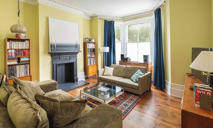 Hackney Downs Apartment | Hackney Haven: 5BD Stylish Family Gem