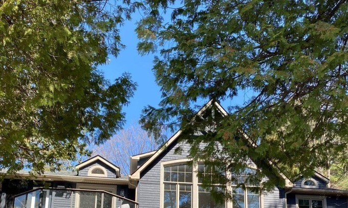 Minden Cottage | Haliburton room overlooking lake. Chef's kitchen.