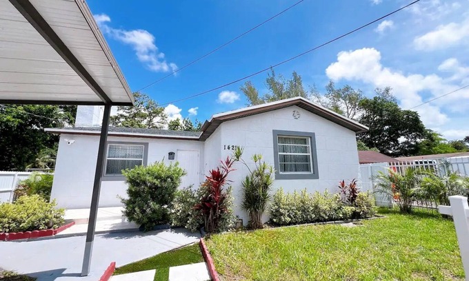 Liberty City House | Halloween Family Home π near Miami Airport in Midtown with Free Parking and WiFi