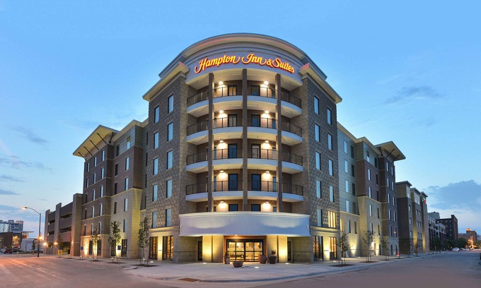 Court Avenue Entertainment District Hotel | Hampton Inn & Suites Des Moines Downtown