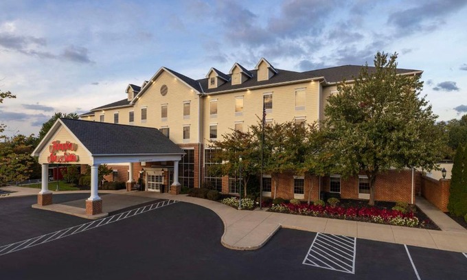 State College Hotel | Hampton Inn & Suites State College at Williamsburg Square