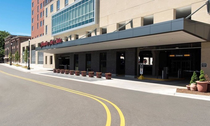 Midtown Hotel | Hampton Inn & Suites Grand Rapids Downtown 1 King Bed Studio Suite