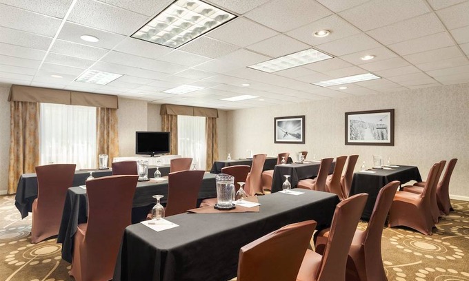 Burlington Hotel | Hampton Inn Burlington - Colchester