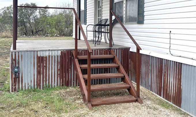 Uvalde House | Hank’s Hideaway located 10 miles from Concan and Uvalde Texas.
