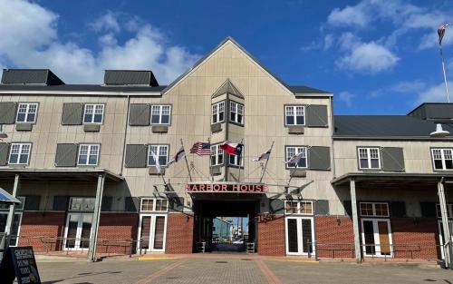 Galveston Hotel | Harbor House Hotel and Marina at Pier 21