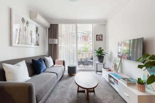 Elizabeth Bay Apartment | Harbourside Style, 2 Bed, A/C, Pool -Elizabeth Bay