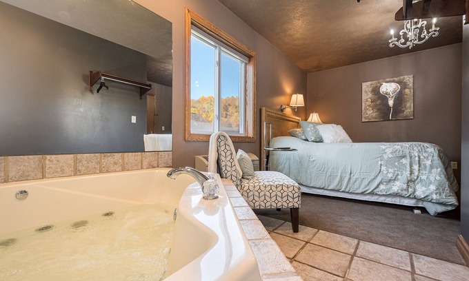 Farmington Hotel | Harriet Tubman | Jacuzzi Tub Historic Inn Room