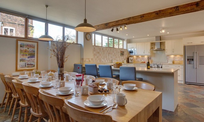Abbess Roding House | Hawkridge Oast - Five Bedroom House, Sleeps 12