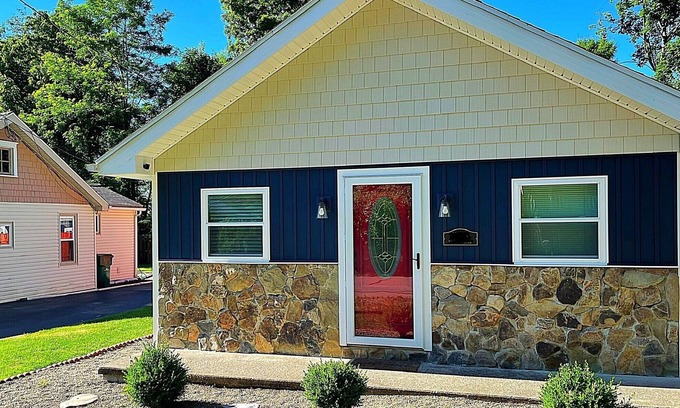 Conneaut Lakeshore Cottage | Heart of Conneaut Lake - Close2Water - Full Kitchen - Central A/C