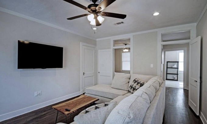 Clinton Apartment | Heart Welcoming Home ! Minutes Away From A Theater & Local Foods!!