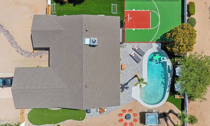 Covey House | Heated Pool, Basketball, Mini Golf! Games Paradise