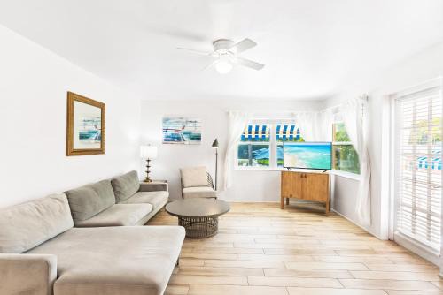 Siesta Key House | Heated Pool, Dock, on Lagoon, Turtle Beach 1 mile and Crescent Beach 2 miles, 1bdr