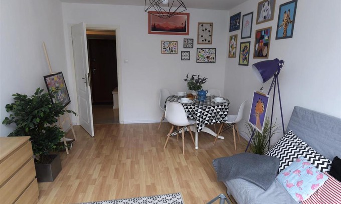 Mirow Apartment | Hello Warsaw! Calm Artistic City Center Apartment