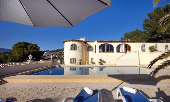 La Empedrola Villa | Heno- sea view, large house, private pool!