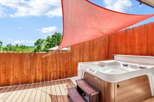 Canyon Lake House | Heroes Lair at Coddiwomple Cottages