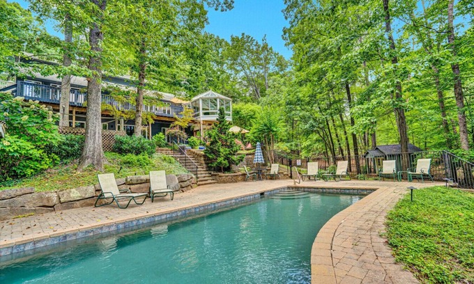Huddleston House | Hidden Gem- Private pool or sandy beach incline into the lake- Choose your favorite- Home sleeps 6 and allows a dog