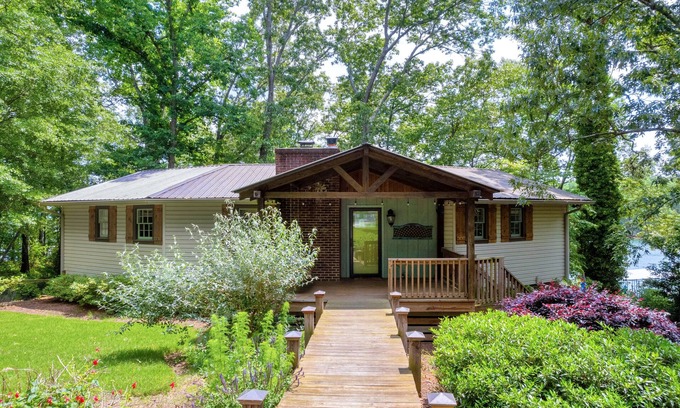 Reed Creek House | Hidden Lakefront Gem w/3 Master King Bedrooms