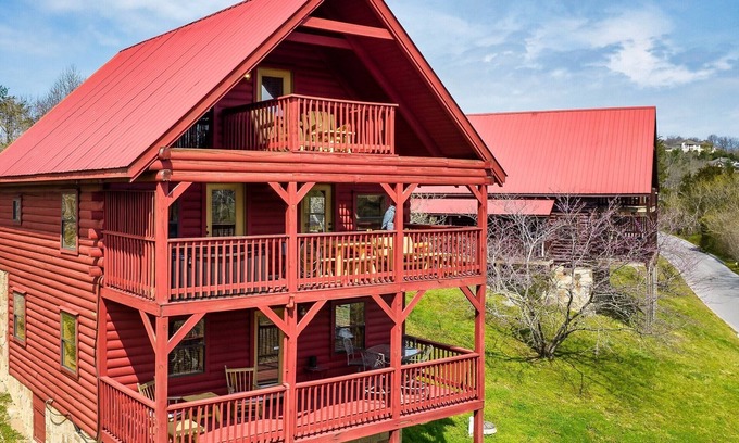 Sevierville Cabin | Hideaway Hangout! Family Retreat! Beautiful views, 3 decks, hot tub, multicade!