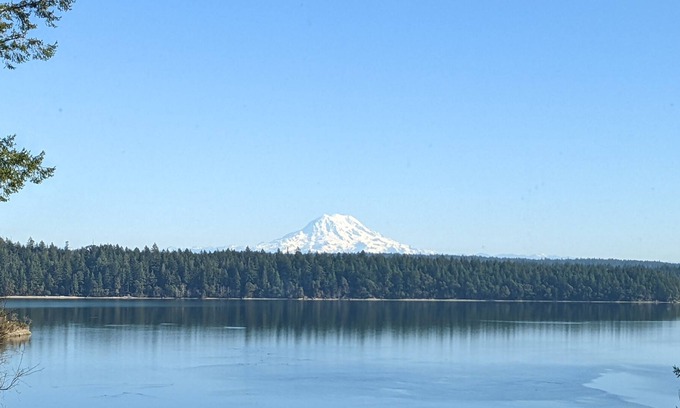 Shelton House | High Bank Waterfront Beach House with Amazing Mt Rainier and Puget Sound Views!