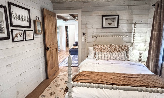 Carnelian Woods House | High End Design Lakeview Cabin Walk to Beaches + Restaurants