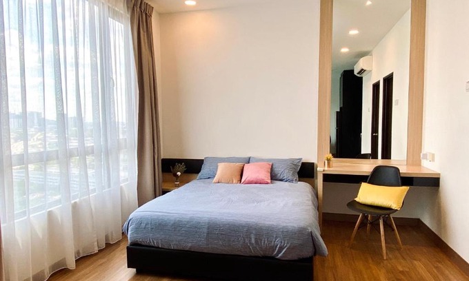 Kampung Bukit Dukong Apartment | HIGH floor Corner Unit - Landmark Residence 1, Free Wi-Fi, Free Parking, Nice View
