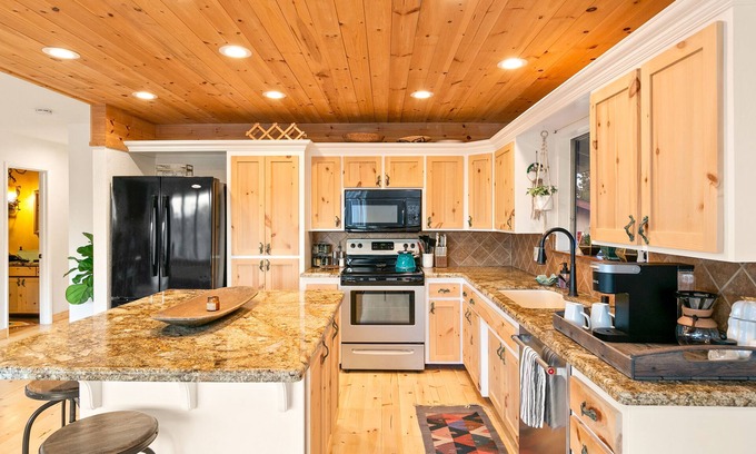 Joshua Tree House | 🌵 High View and Casita - Hot Tub, Fire Pit & BBQ in Joshua Tree! 🌵
