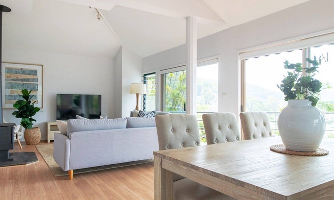 Pretty Beach Central Coast House | Highview House - Wifi, Pool and Views