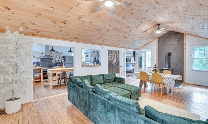 Summit House | Hike, Leaf Peep & Ski! Family Getaway in Summit
