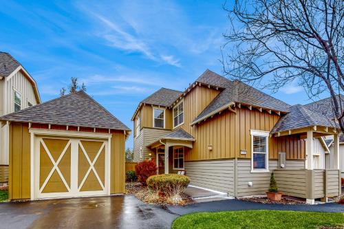 Redmond House | Hikes, Bikes, Skis, & Tees