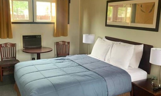 International Falls Cabin | Hilltop Lodge Standard Queen - Room 104