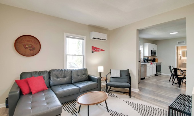 Bowling Green House | Hilltopper Convenience: Modern Duplex Near WKU