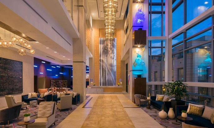 Downtown Hotel | Hilton Norfolk The Main
