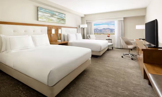 Tucson Hotel | Hilton Tucson 2 Queens: Picturesque Location, Outdoor Pool Access
