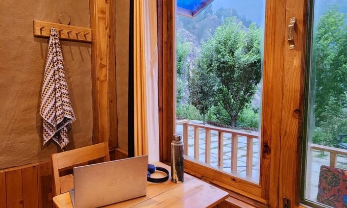Banjar Apartment | Hipostel Laida King Room with Mountain View