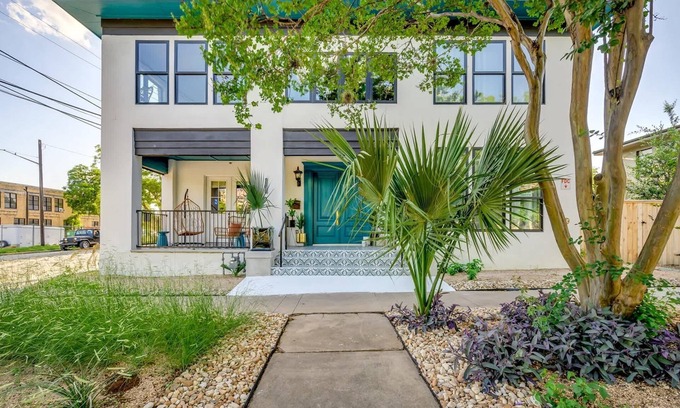 West End House | Historic B&B in Heart of ATX - 3 Suites Sleeps 10