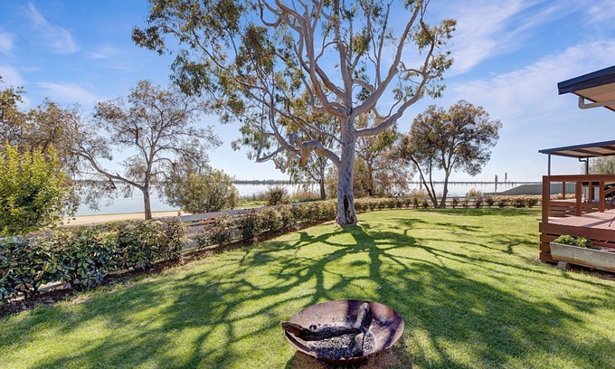 Yarrawonga House | Hogan's Lakehouse overlooking Lake Mulwa pet friendly.