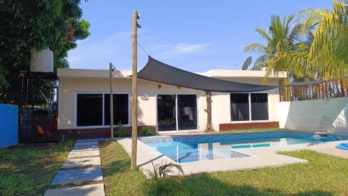 Monterrico House | Hogar media luna