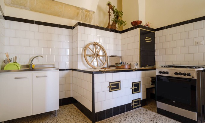 San Donato di Lecce Apartment | Holiday Apartment 1 - Palazzo Costantini with Balcony, Shared Garden & Wi-Fi