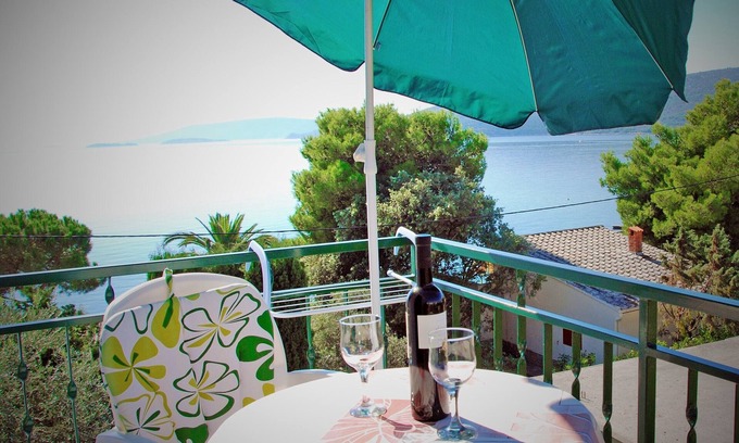 Seget Vranjica Apartment | HOLIDAY APARTMENT 30 M FROM THE SEA
