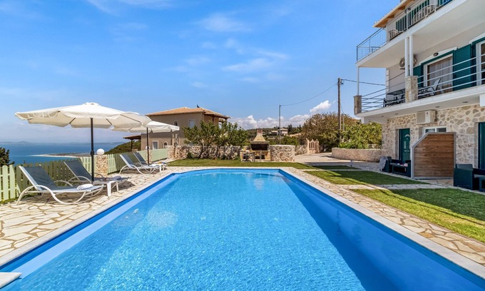 Tsoukaladhes Apartment | Holiday Apartment 'Deluxe King Suite 5' with Sea View, Shared Pool & Wi-Fi