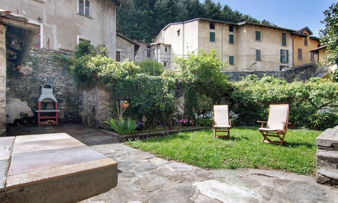 Dongo Apartment | Holiday Apartment "Dongo Garden" with Private Garden & Wi-Fi